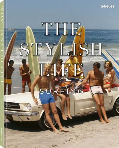 "The Stylish Life: Surfing" zeigt fröhliche Menschen mit Surfbrettern an einem Strand, neben einem weißen Auto.