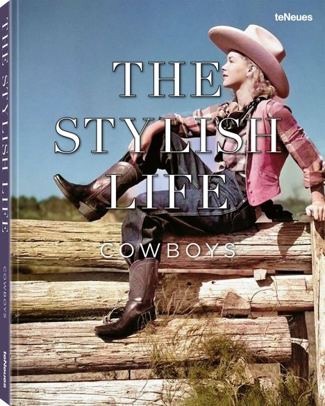"The Stylish Life: Cowboys." Frau in Cowboy-Hut und Stiefeln sitzt lässig auf einem Holzstapel vor blauem Himmel.