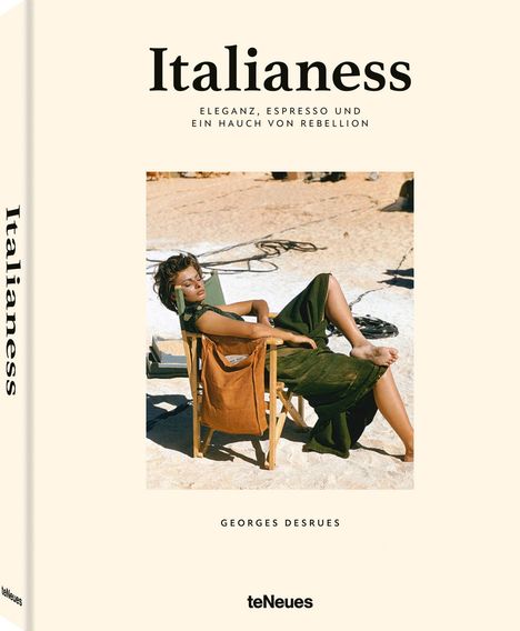 "Italianess - Eleganz, Espresso und ein Hauch von Rebellion" von Georges Desrues. Frau entspannt auf einem Stuhl in der Sonne.
