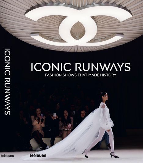 "ICONIC RUNWAYS: FASHION SHOWS THAT MADE HISTORY" in weißer Schrift. Eine Person in weißem Outfit auf einem Laufsteg.