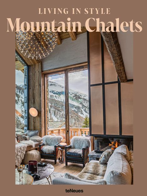 „Living in Style Mountain Chalets“ steht oben. Gemütlicher Raum mit Kamin, Holzdetails und Blick auf schneebedeckte Berge.