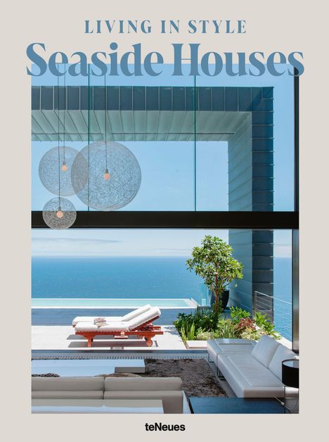 "LIVING IN STYLE - Seaside Houses" und "teNeues". Moderne Terrasse mit Meerblick, Liegestuhl und Pflanzen.