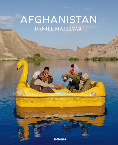 Text: "AFGHANISTAN" und "DANIEL MALIKYAR". Vier Personen sitzen in einem gelben Tretboot auf einem See mit felsiger Landschaft.