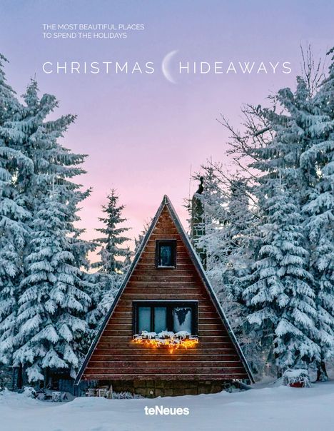 Ein A-förmiges Holzhaus mit Lichtergirlande, umgeben von schneebedeckten Bäumen, bei Dämmerung.