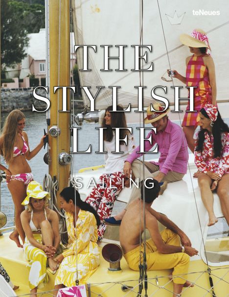 „The Stylish Life: Sailing“. Sieben Personen in bunter Sommerkleidung auf einem Boot.