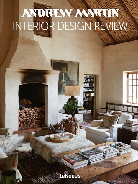 „ANDREW MARTIN INTERIOR DESIGN REVIEW“. Ein gemütlicher Raum mit Kamin, Büchern, einem Sessel und Pflanzen.