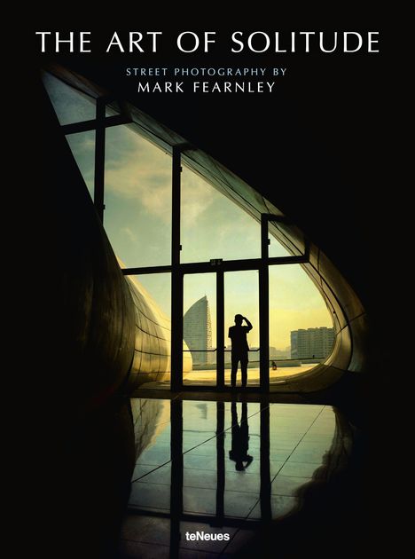 "The Art of Solitude. Street Photography by Mark Fearnley." Silhouette in moderner Architektur mit Fernblick.
