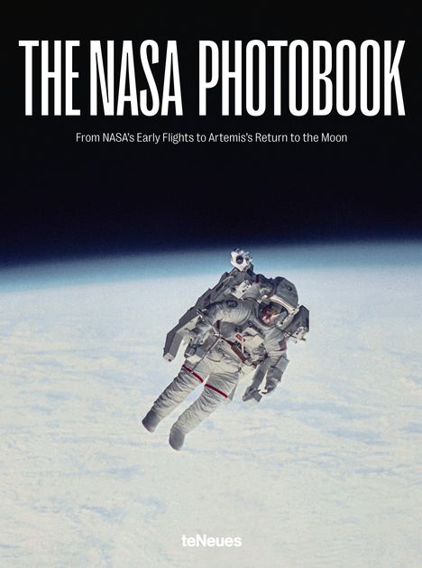 Text: "THE NASA PHOTOBOOK. From NASA’s Early Flights to Artemis’s Return to the Moon". Ein Astronaut im Raumanzug schwebt im All über der Erde.
