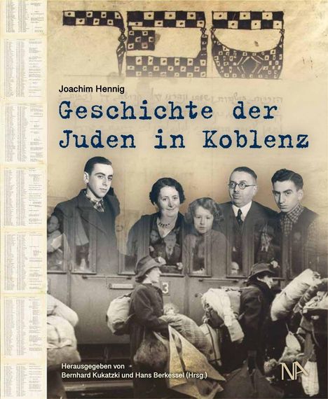 "Geschichte der Juden in Koblenz" von Joachim Hennig. Fünf Personen vor einem historischen Fotozug im Hintergrund.
