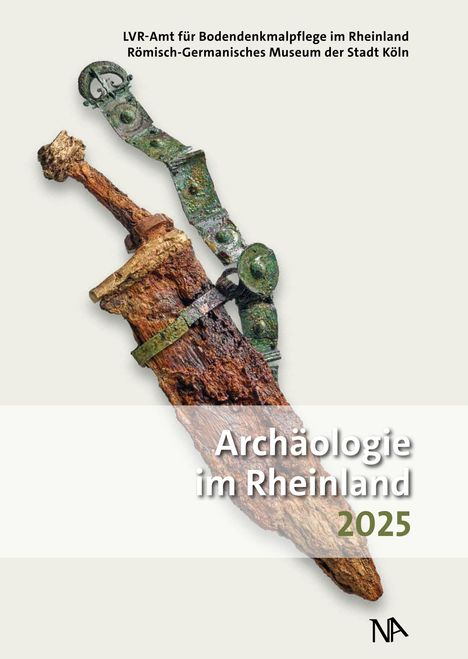 "Archäologie im Rheinland 2025" mit einem alten, verrosteten Dolch und grünlicher Verzierung.