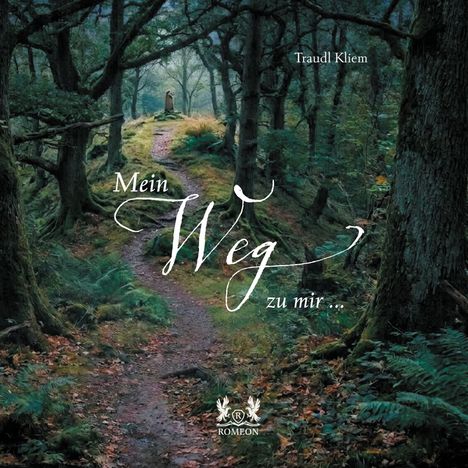 "Mein Weg zu mir" von Traudl Kliem. Ein Waldweg führt durch einen üppigen, grünen Wald. Logo: ROMEOON.