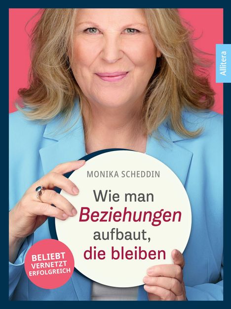 Text: "MONIKA SCHEDDIN - Wie man Beziehungen aufbaut, die bleiben. Beliebt, vernetzt, erfolgreich. Allitera."  
Eine lächelnde Frau in einem blauen Blazer hält ein Schild.