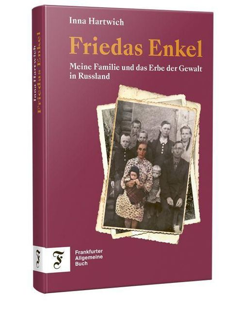 Text: "Inna Hartwich, Friedas Enkel, Meine Familie und das Erbe der Gewalt in Russland." Cover: Foto einer Familie.