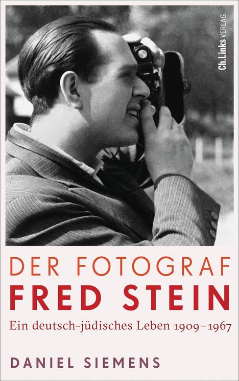 „Der Fotograf Fred Stein. Ein deutsch-jüdisches Leben 1909–1967.“ Ein Mann mit Kamera im Profil.