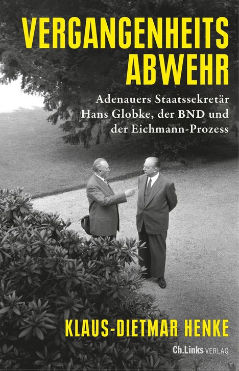 „Vergangenheitsabwehr: Adenauers Staatssekretär Hans Globke, der BND und der Eichmann-Prozess“ von Klaus-Dietmar Henke. Zwei Männer unterhalten sich auf einem Weg, umgeben von Bäumen und Büschen.