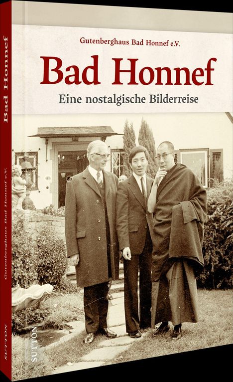 "Bad Honnef: Eine nostalgische Bilderreise." Drei Männer in Anzügen vor einem traditionellen Gebäude.
