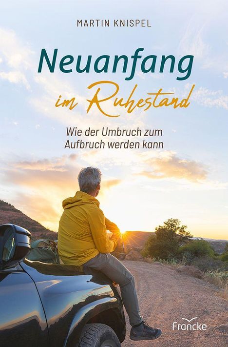 „Neuanfang im Ruhestand: Wie der Umbruch zum Aufbruch werden kann.“ Ein Mann sitzt im Sonnenuntergang auf einem Auto.
