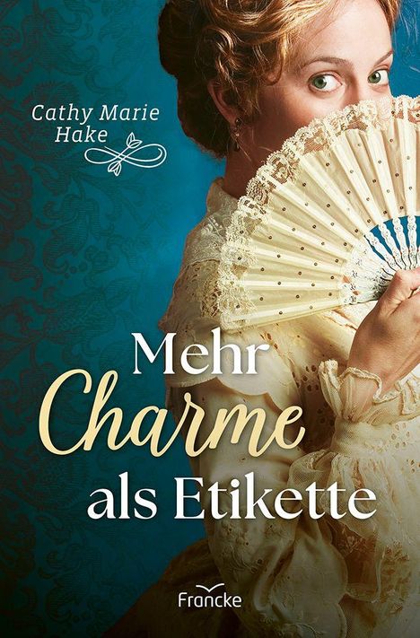 "Mehr Charme als Etikette," Cathy Marie Hake. Frau in historischer Kleidung hält Fächer vor Gesicht.