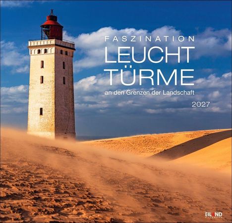 „Faszination Leuchttürme an den Grenzen der Landschaft 2027“. Leuchtturm in einer Dünenlandschaft unter blauem Himmel.