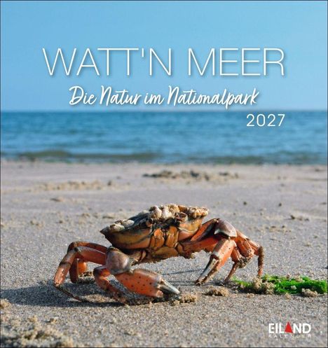 "WATT'N MEER - Die Natur im Nationalpark 2027." Eine Krabbe an einem Sandstrand mit Meer im Hintergrund.