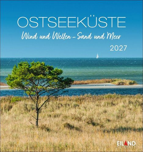 "Ostseeküste, Wind und Wellen – Sand und Meer, 2027." Eine ruhige Küstenszene mit Gras und einem Baum im Vordergrund.