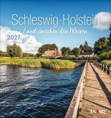 „Schleswig-Holstein 2027. Land zwischen den Meeren.“ Ein Holzsteg führt über Wasser zu reetgedeckten Häusern.