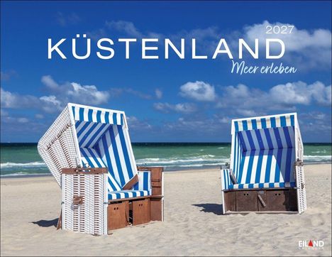 "KÜSTENLAND 2027 Meer erleben." Zwei Strandkörbe mit blau-weißen Streifen stehen am sonnigen Strand vor blauem Meer.