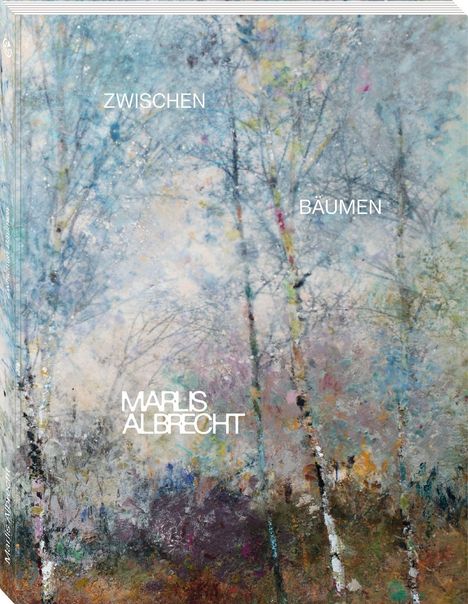„ZWISCHEN BÄUMEN“ und „MARLIS ALBRECHT“ in weißer Schrift auf einer impressionistischen Waldlandschaft.