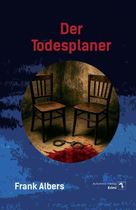 "Der Todesplaner" und "Frank Albers" sichtbar. Zwei Holzstühle in einem düsteren Raum, blutiger Boden, Handschellen.