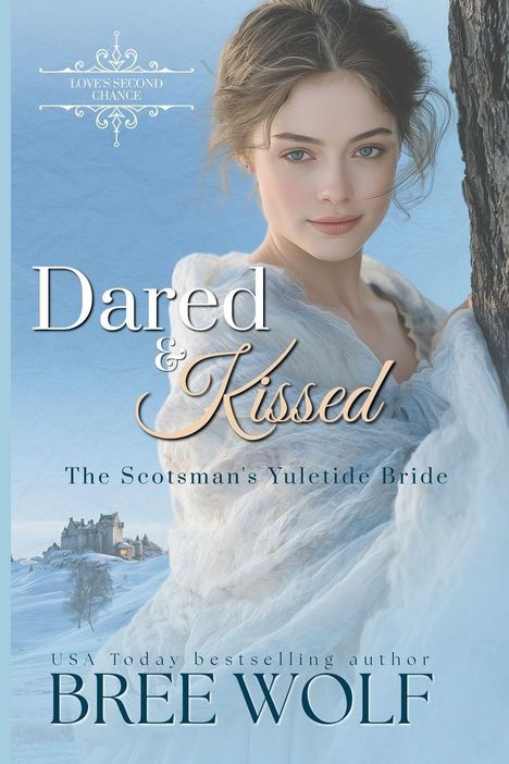 "Dared & Kissed: The Scotsman's Yuletide Bride" von Bree Wolf. Eine Frau in einem weißen Kleid vor winterlicher Kulisse.