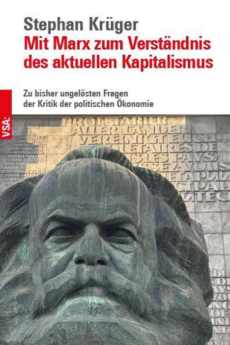 Stephan Krüger: "Mit Marx zum Verständnis des aktuellen Kapitalismus". Foto zeigt Karl Marx Statue mit Schrift im Hintergrund.