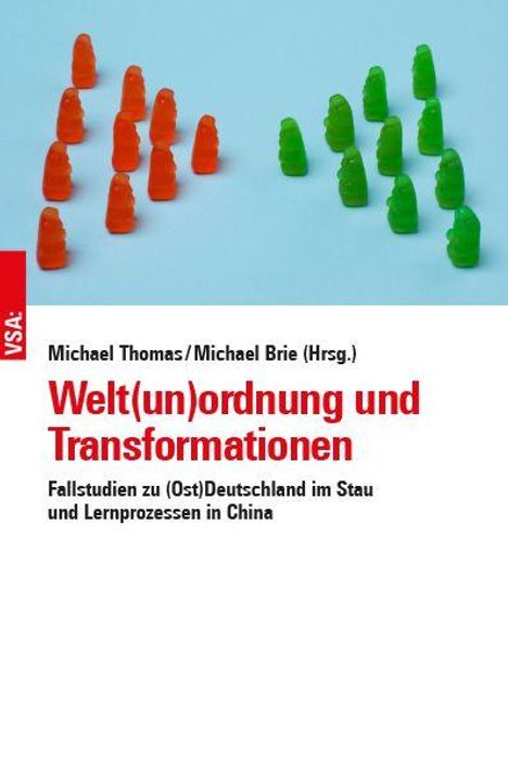 Oben: Michael Thomas/Michael Brie (Hrsg.). Titel: Welt(un)ordnung und Transformationen. Weiterer Text: Fallstudien zu (Ost)Deutschland im Stau und Lernprozessen in China. Oben sind orange und grüne Spielfiguren.
