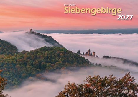 „Uwe Müller, Siebengebirge 2027“. Nebel über bewaldeten Hügeln, ein Schloss sichtbar, Himmel in sanften Rosa- und Orangetönen.