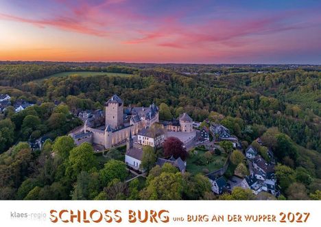 Text: "Schloss Burg und Burg an der Wupper 2027." Eine große Burganlage umgeben von üppigem Wald im Sonnenuntergang.