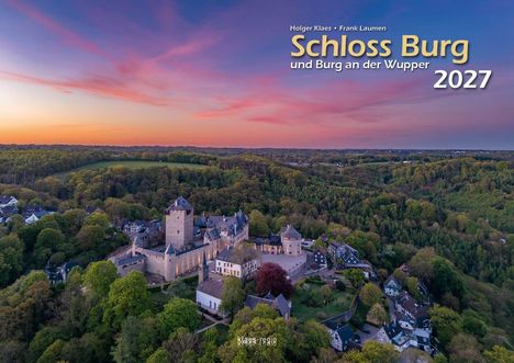 Text: "Schloss Burg und Burg an der Wupper 2027". Luftaufnahme einer großen Burg in bewaldeter Landschaft bei Sonnenuntergang.