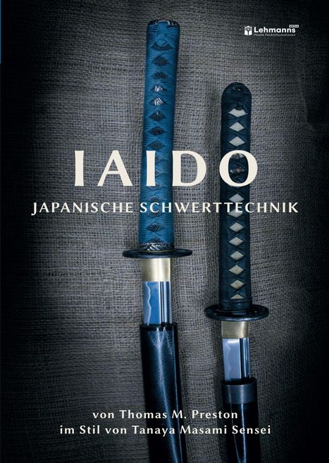 IAIDO: JAPANISCHE SCHWERTTECHNIK. Zwei traditionelle Schwerter mit blauen Griffen auf Jutestoff.