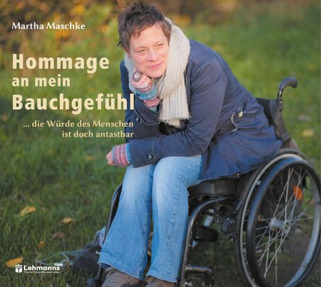 Texte: "Martha Maschke, Hommage an mein Bauchgefühl, ... die Würde des Menschen ist doch antastbar." Frau im Rollstuhl draußen.
