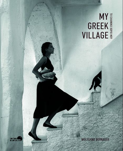 „My Greek Village“, „Wolfgang Bernauer“. Eine Frau steigt eine Treppe hinauf; eine Katze ist ebenfalls zu sehen.