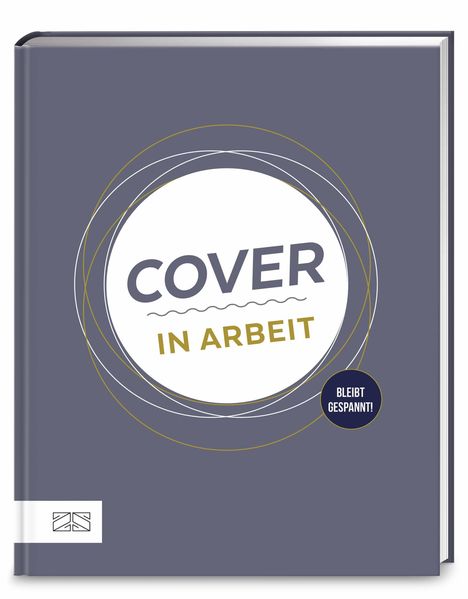 „Cover in Arbeit“ und „Bleibt gespannt!“ stehen zentral auf grauem Hintergrund mit kreisförmigen Linien und Logo.