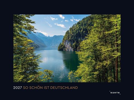 2027 So schön ist Deutschland. Ein klarer See umgeben von grünen Bäumen und majestätischen Bergen unter blauem Himmel.