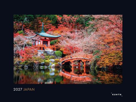 2027 JAPAN. Eine herbstliche Tempelszene mit einem roten Pavillon und Brücke in bunter Natur.