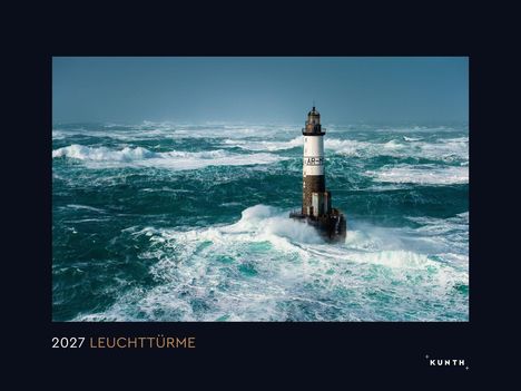2027 LEUCHTTÜRME. Ein Leuchtturm steht im stürmischen Meer, umgeben von hohen Wellen.