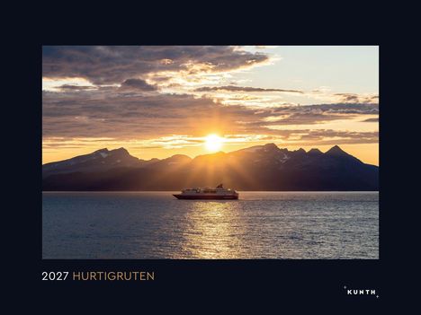 2027 HURTIGRUTEN. Ein Schiff segelt vor einer Bergkulisse bei Sonnenuntergang.