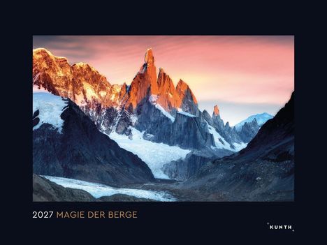 2027 MAGIE DER BERGE. Ein Gebirge mit schneebedeckten Gipfeln im warmen Licht eines Sonnenuntergangs.