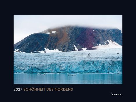 2027 SCHÖNHEIT DES NORDENS. Ein majestätischer Berg mit Gletscher und türkisfarbenem Wasser im Vordergrund.