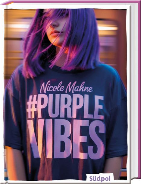 #PurpleVibes und Nicole Mahne auf einem Shirt. Eine Person mit lila Haaren vor verschwommenem Hintergrund.