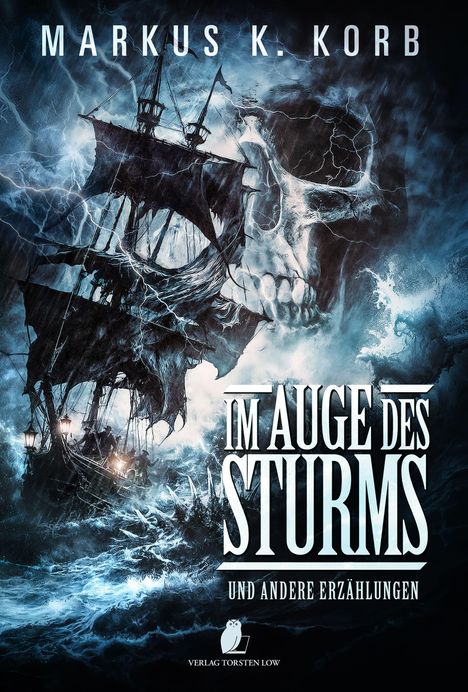Text: "MARKUS K. KORB", "IM AUGE DES STURMS", "UND ANDERE ERZÄHLUNGEN". Stürmische See, Geisterschiff, Schädel im Hintergrund.