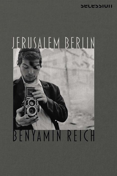 Text: "JERUSALEM BERLIN BENYAMIN REICH". Schwarz-weißes Foto eines Mannes mit Kamera, grauer Hintergrund.
