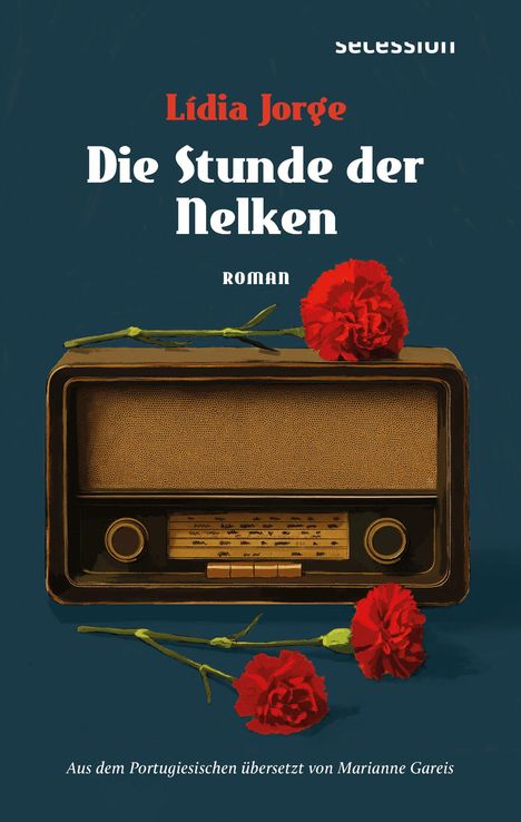 „Lídia Jorge: Die Stunde der Nelken. Roman.“ Ein altes Radio mit roten Nelken liegt obenauf auf dunkelblauem Hintergrund.