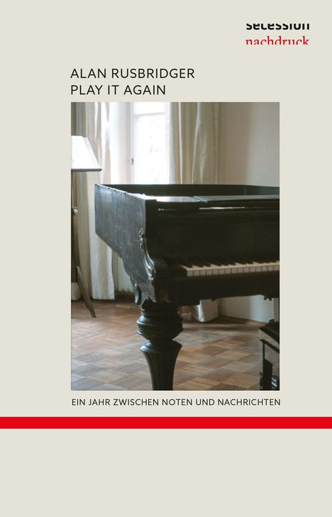 ALAN RUSBRIDGER PLAY IT AGAIN. Ein Klavier steht in einem lichtdurchfluteten Raum mit Holzboden.